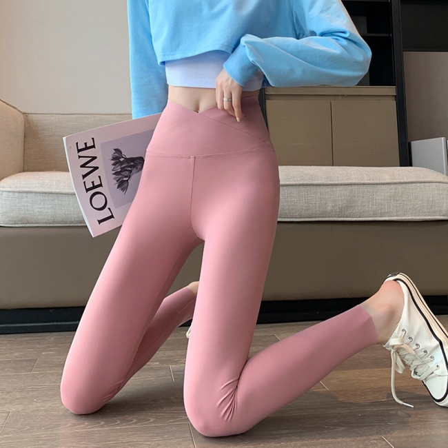 美女偏愛粉紅色，這樣穿搭舒適又潮流！